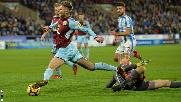 Jeff Hendrick fouled by Lossl