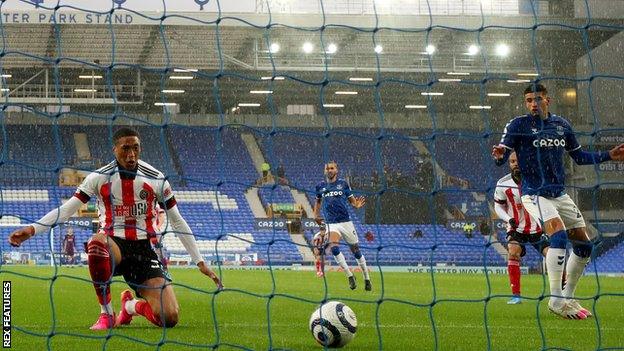 Daniel Jebbison scores for Sheffield United against Everton