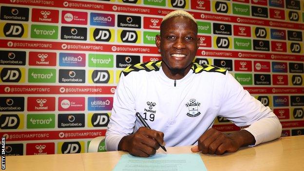 Moussa Djenepo signs a new contract with Southampton