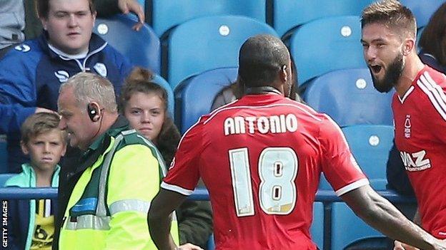 Michail Antonio (left) and Henri Lansbury