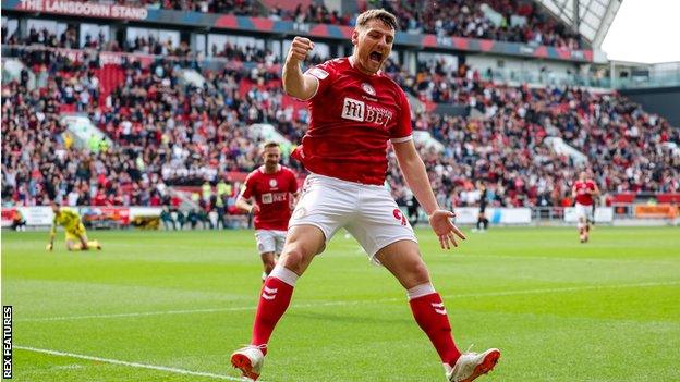 Chris Martin celebrates his second goal against Hull