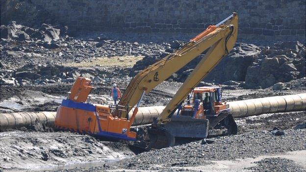 Attempt to remove digger stuck during work on the Guernsey sewage outfall pipe project