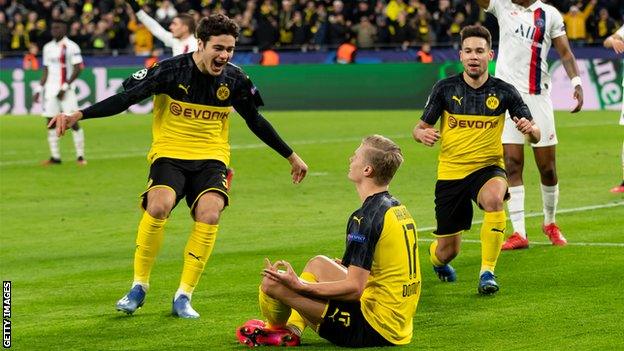 Giovanni Reyna celebrates with Erling Haaland