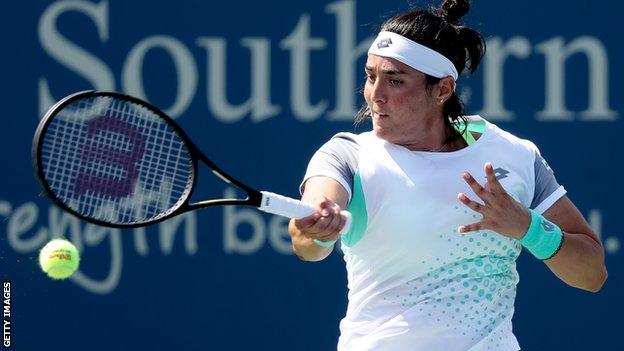 Ons Jabeur plays a forehand at a tournament in Cincinnati