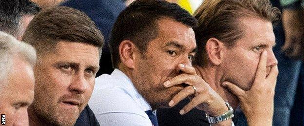 Giovanni van Bronckhorst (centre)