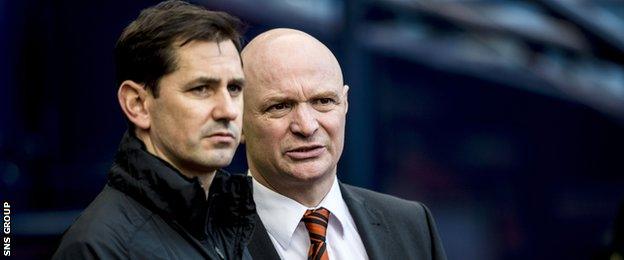 Jackie McNamara with United chairman Steven Thompson (right)