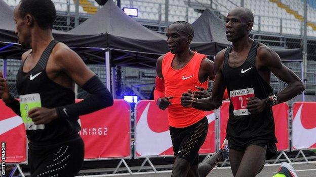 Pacemakers guarded Kipchoge from cross winds