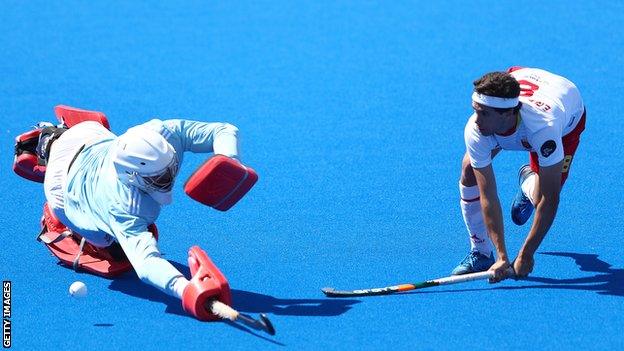 Enrique Gonzalez of Spain beats George Pinner of Great Britain in the FIH Pro League shootout