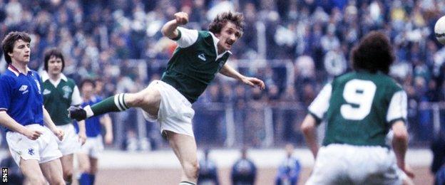 Des Bremner (centre) in action for Hibs.