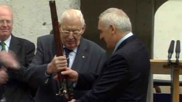 Ian Paisley presents musket to Bertie Ahern