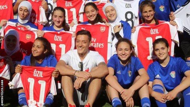 Mesut Ozil Twitter