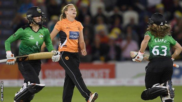 Katie George (centre) in action for Southern Vipers