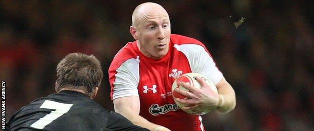 Tom Shanklin tries to evade Richie McCaw