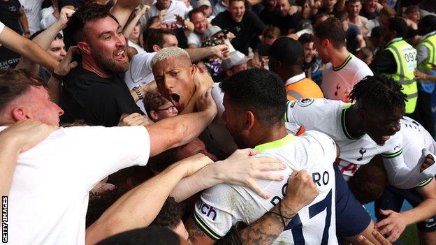 Spurs celebrate Kane's leveller