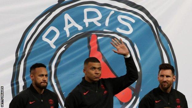 Neymar, Kylian Mbappe and Lionel Messi in front of a Paris flag