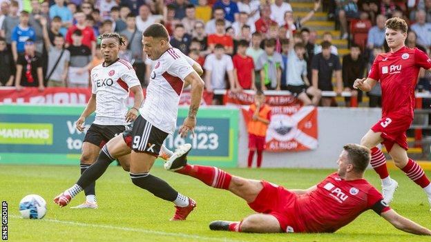 Christian Ramirez knocks Aberdeen into a 2-0 lead at Forthbank