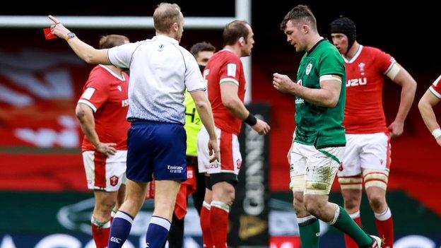 Peter O'Mahony is sent off by Wayne Barnes