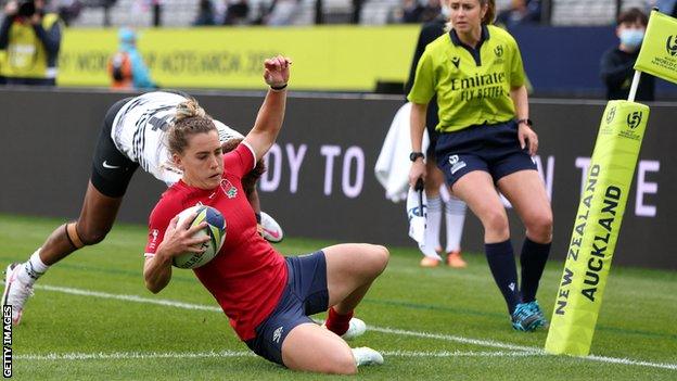 Claudia MacDonald scores a try