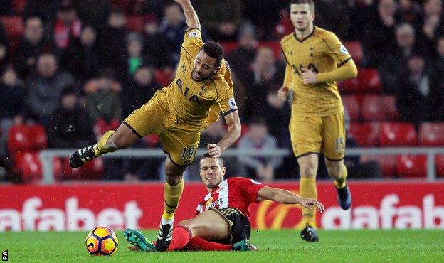 Jack Rodwell fouls Mousa Dembele