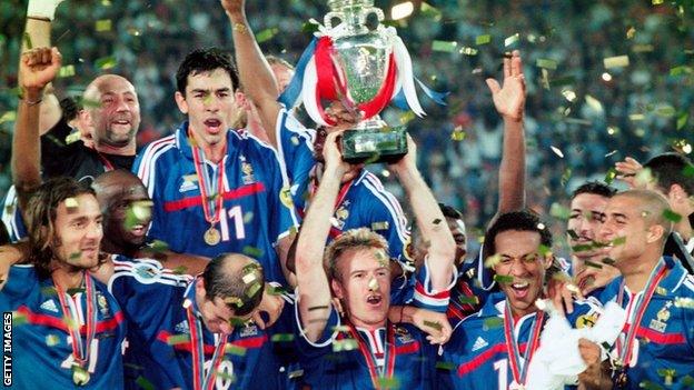 France celebrate winning the 2000 European Championship