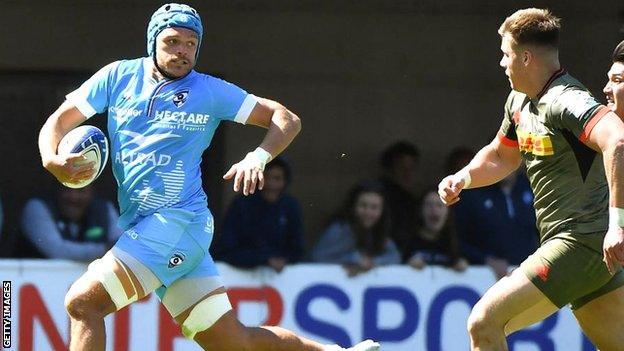 Zach Mercer runs with the ball for Montpellier