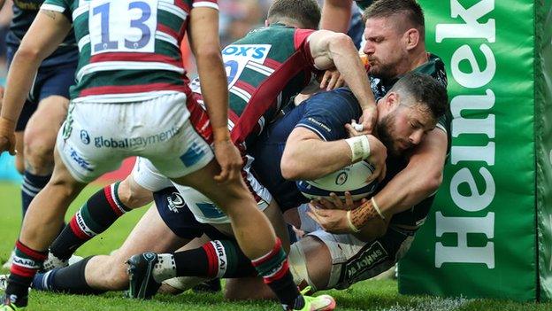 Robbie Henshaw scores a try for Leinster