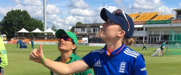 Heather Knight's first coin toss as England captain