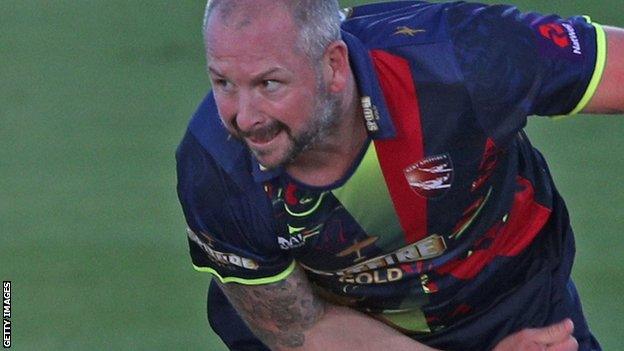 Darren Stevens bowls for Kent