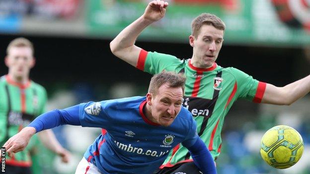 Linfield and Glentoran drew 1-1 at Windsor Park on 17 March