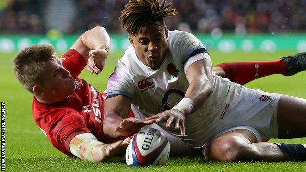 Gareth Anscombe and Anthony Watson tussle for the ball