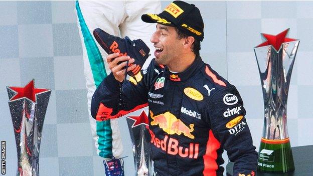 Daniel Ricciardo wins in China