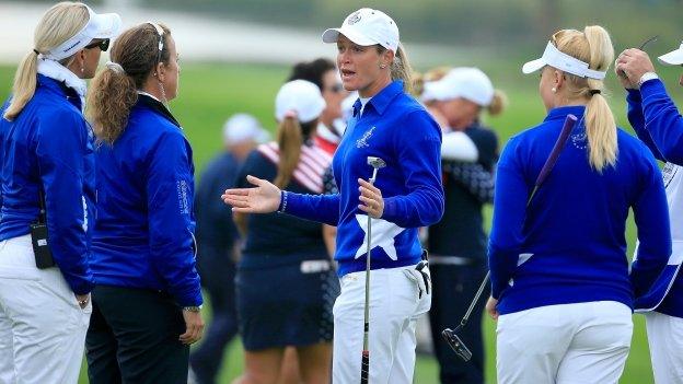 Suzann Pettersen (centre)