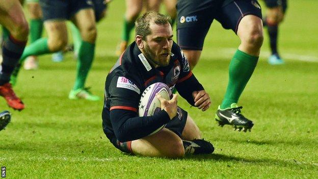 Neil Cochrane scores a try for Edinburgh