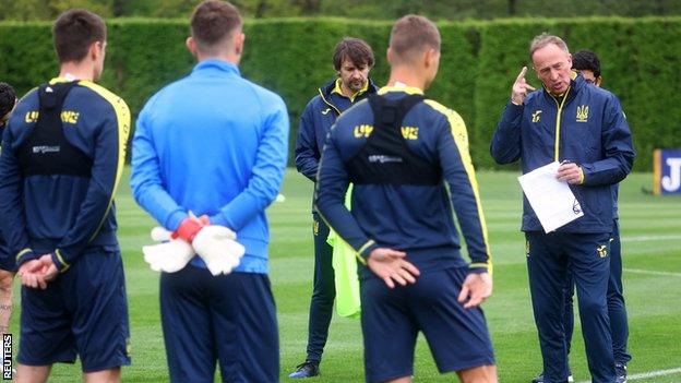 Ukraine coach Oleksandr Petrakov with his players during training