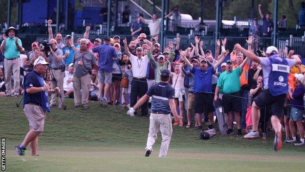 Kevin Kisner chips in for an eagle