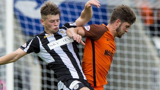 St Mirren's Gavin Reilly and Dundee United's Stewart Murdoch