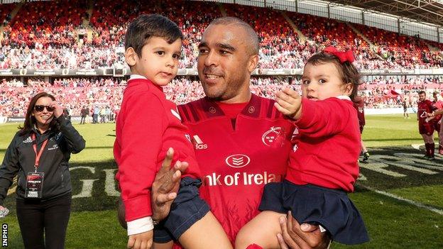 Munster wing Simon Zebo celebrates with his daughter Sofia and son Jacob after his final home game for the province