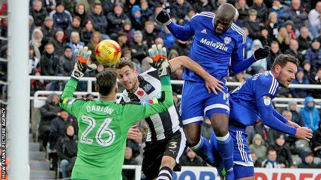 Sol Bamba goes close with a header for Cardiff