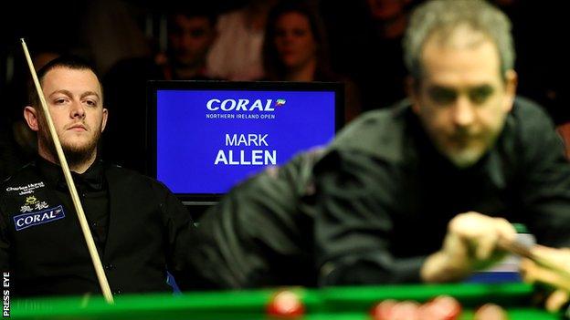 Mark Allen can only watch on as Anthony Hamilton plays a shot