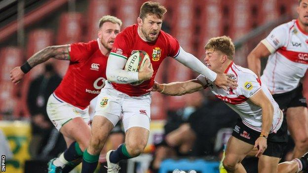 Elliot Daly runs with the ball