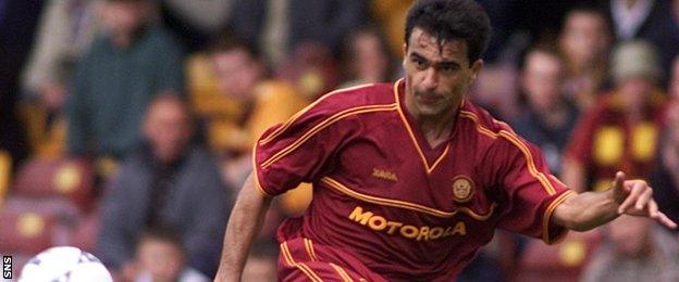 Roberto Martinez in action for Motherwell in the 2001/02 season