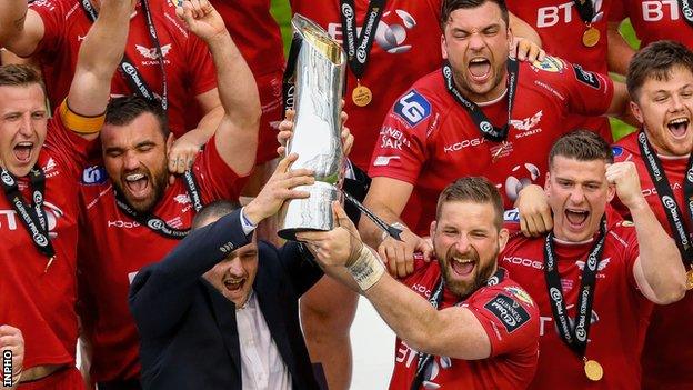 Scarlets captain John Barclay and team-mate Ken Owens lift the Pro12 trophy