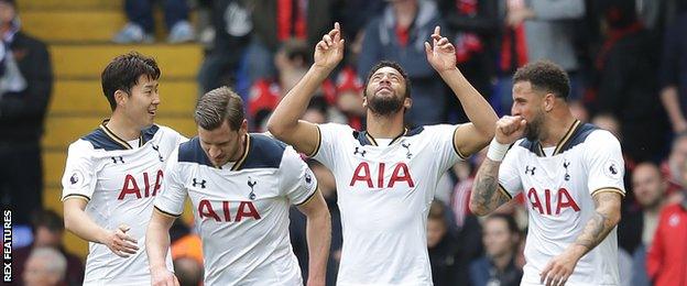 Mousa Dembele (second from right)