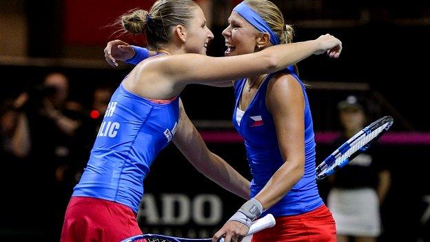 Karolina Pliskova (L) and Lucie Hradecka