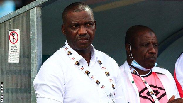 Augustine Eguavoen (left) in the Nigeria dugout