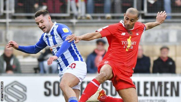 Darren Pratley (right) in action for Leyton Orient