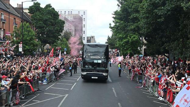 arsenal-news-follow-the-premier-league-title-winning-parade-live-bbc
