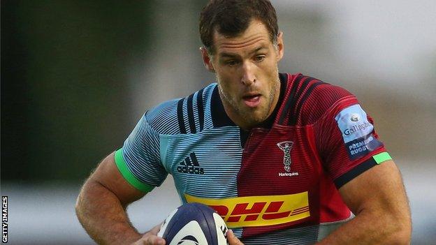 Tim Visser runs with the ball for Harlequins