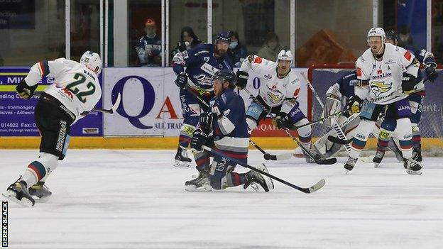 Kevin Raine has a goal attempt for the Giants in Dundee