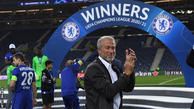 Roman Abramovich stands in front of an arch that says Chelsea are Champions League 2020-21 winners